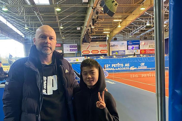 Arthur Gea visite l'académie de tennis