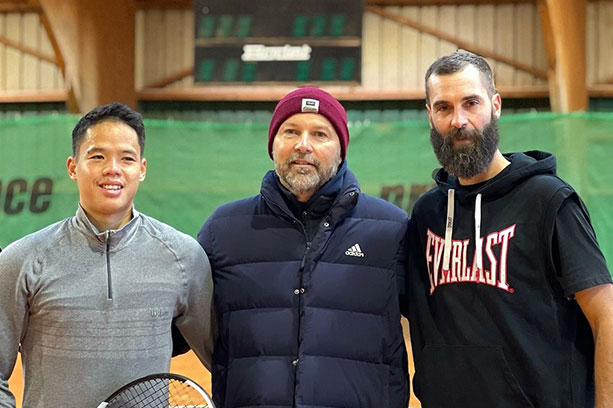 Arthur Gea visite l'académie de tennis